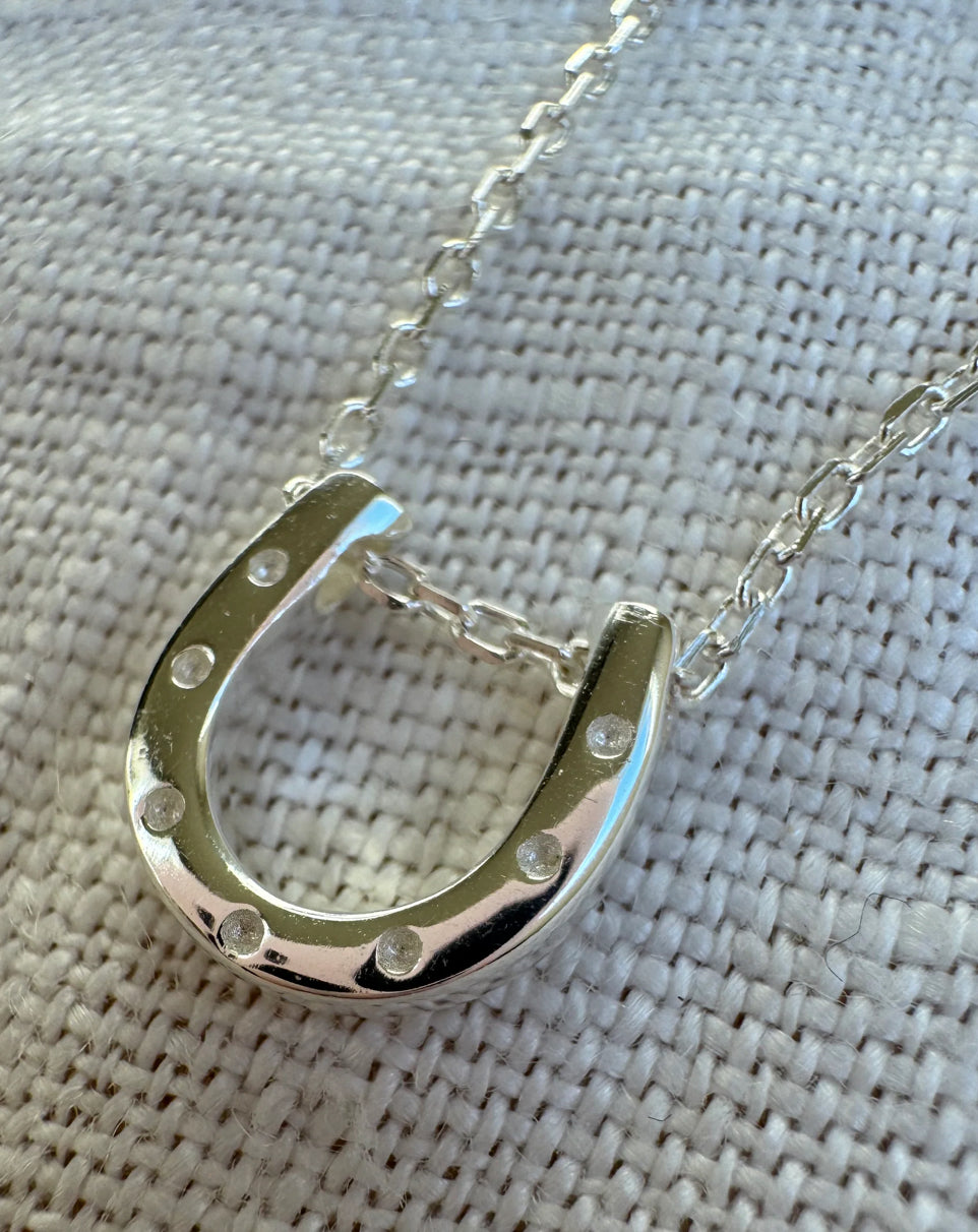 LUCKY HORSESHOE NECKLACE