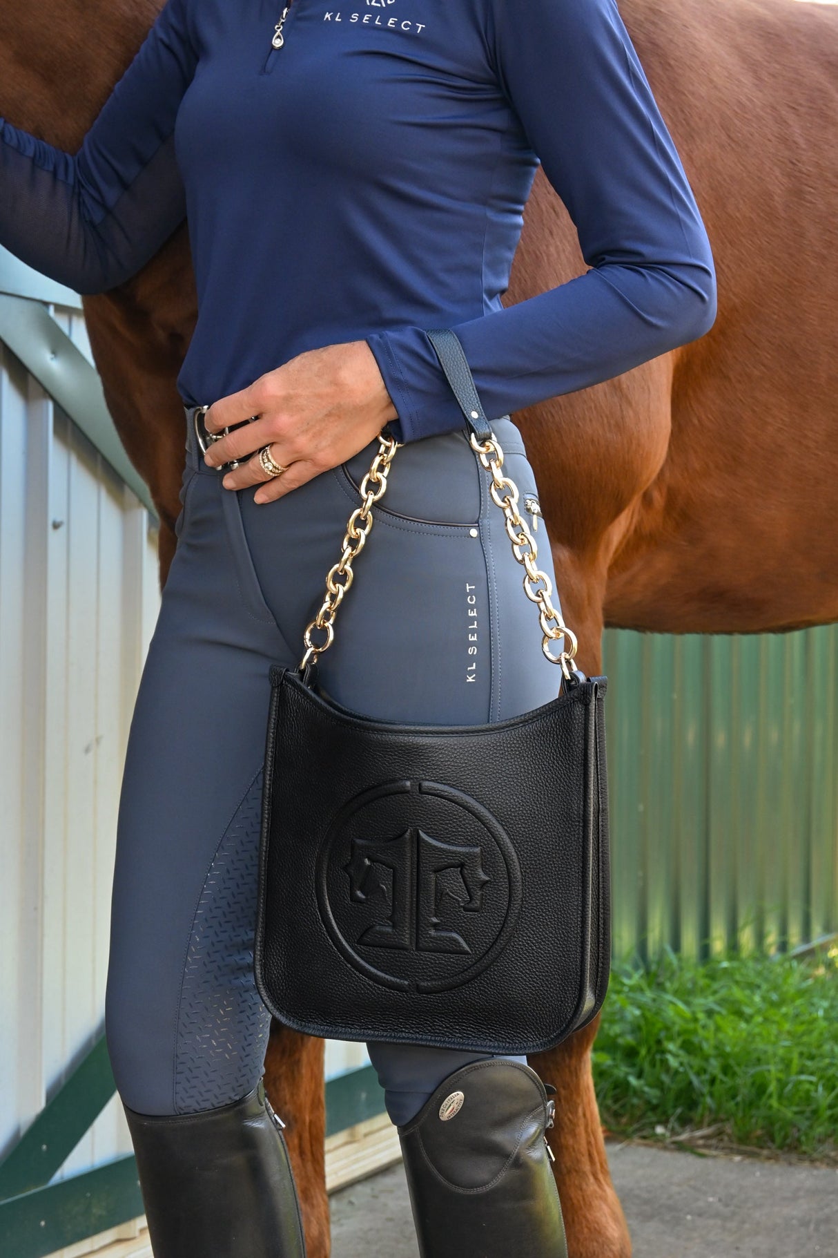 TUCKER TWEED: Middleburg Messenger, Signature