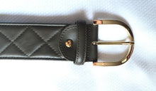 Load image into Gallery viewer, THE TAILORED SPORTSMAN QUILTED LEATHER C BELT - SS&#39;23
