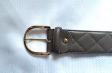Load image into Gallery viewer, THE TAILORED SPORTSMAN QUILTED LEATHER C BELT - SS&#39;23
