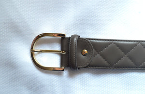 THE TAILORED SPORTSMAN QUILTED LEATHER C BELT - SS'23